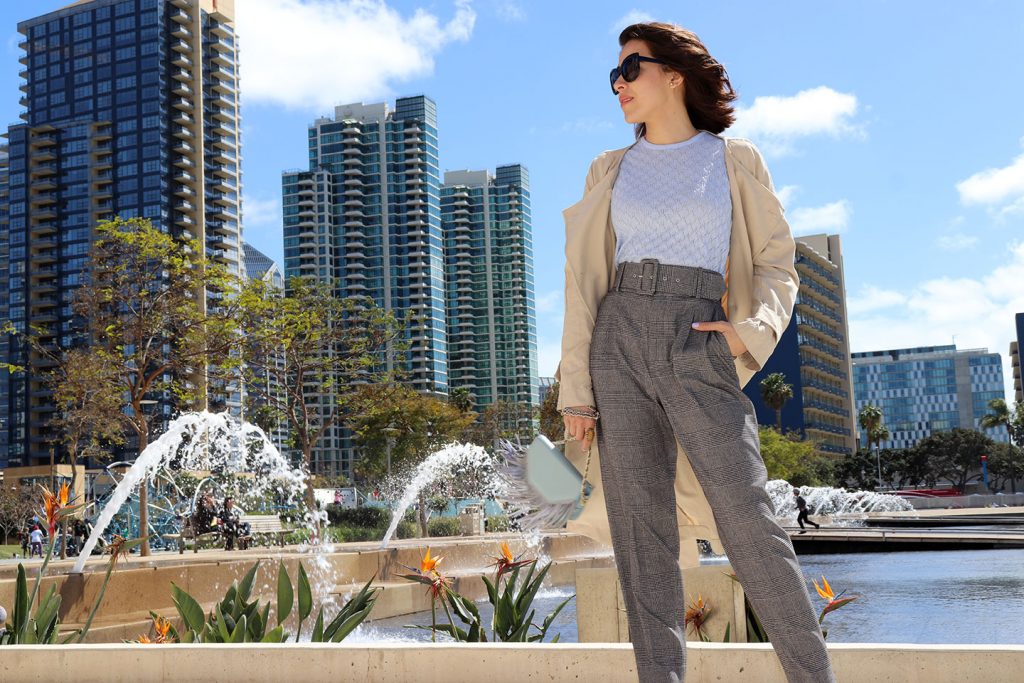 trenchcoat-pastelcolor-checktrousers-trends2018-howtowear-fringebag-karlavargas