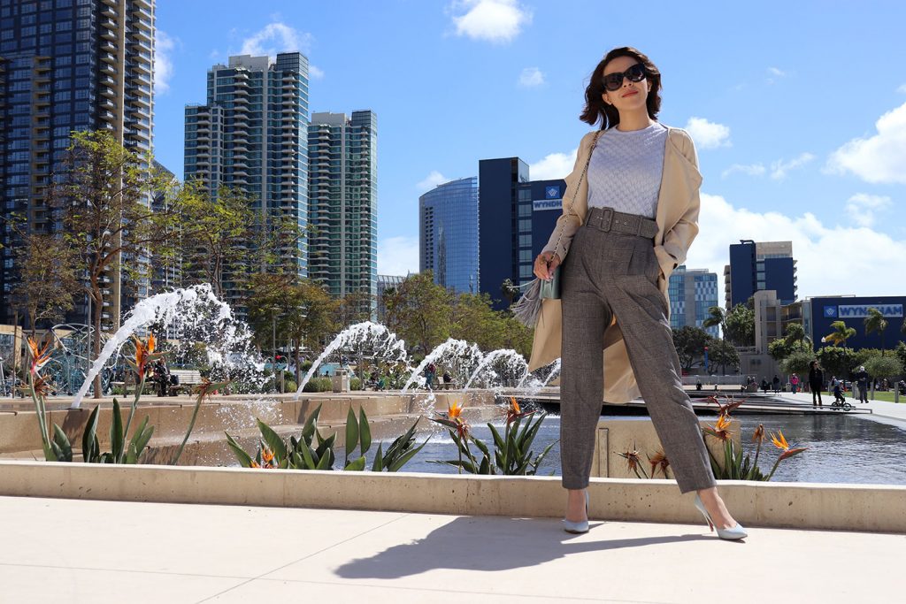 trenchcoat-pastelcolor-checktrousers-trends2018-howtowear-fringebag-karlavargas