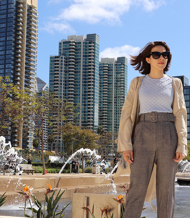 trenchcoat-pastelcolor-checktrousers-trends2018-howtowear-fringebag-karlavargas