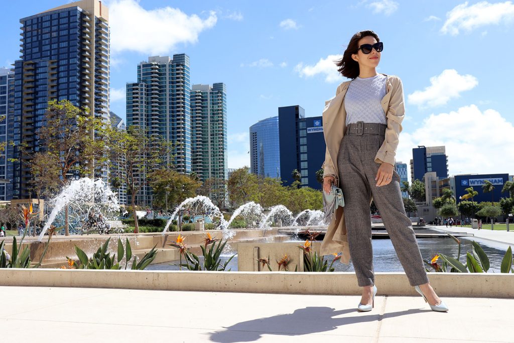 trenchcoat-pastelcolor-checktrousers-trends2018-howtowear-fringebag-karlavargas