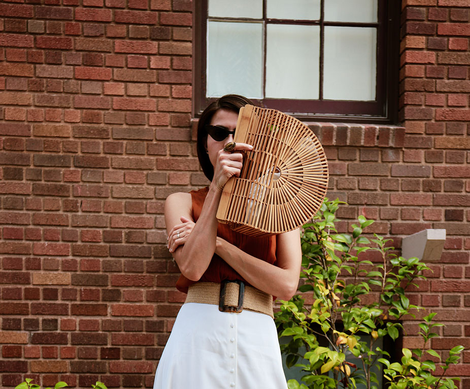 summer look wearing cult Gaia bag